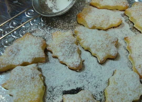 1. Этап. Рождественское печенье из творога: 6. Остудив печенье, присыпьте его сахарной пудрой. Приятного чаепития!