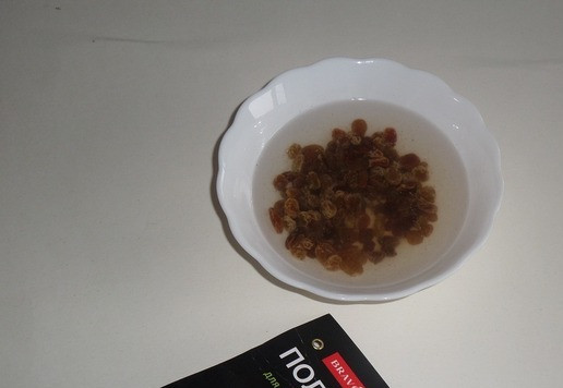 1. Этап. Творожный десерт с полентой и изюмом: Изюм промываю, выкладываю в миску и заливаю горячей водой. Оставляю на 10-15 минут.