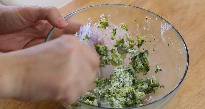 1. Этап. Мясной рулет с брокколи: 3. Тем временем приготовьте брокколи и морковь на пару. Затем разберите брокколи на мелкие соцветия и перемешайте со сливочным сыром.