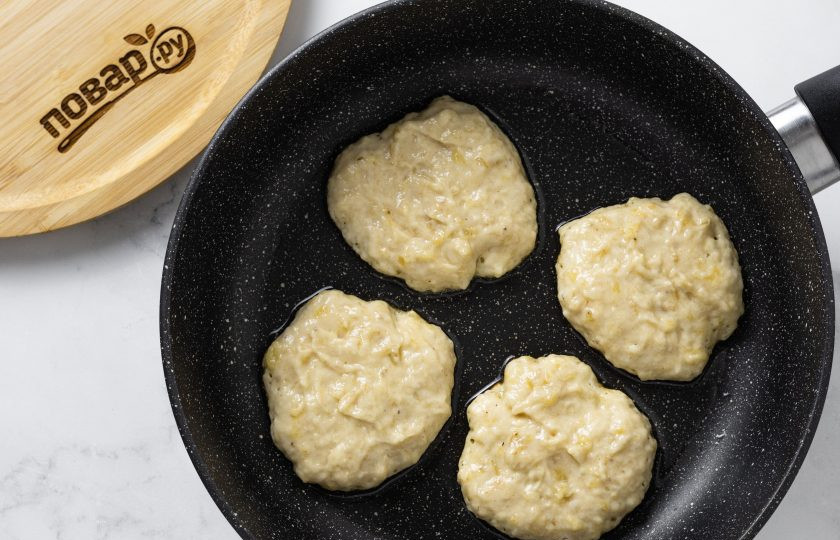 1. Этап. Постные банановые оладьи: Разогрейте сковороду на среднем огне с растительным маслом. Выложите порционно по 1-1,5 ст.л. теста. Жарьте оладьи около 2-3 минут под крышкой. Затем переверните и жарьте еще столько же без крышки.