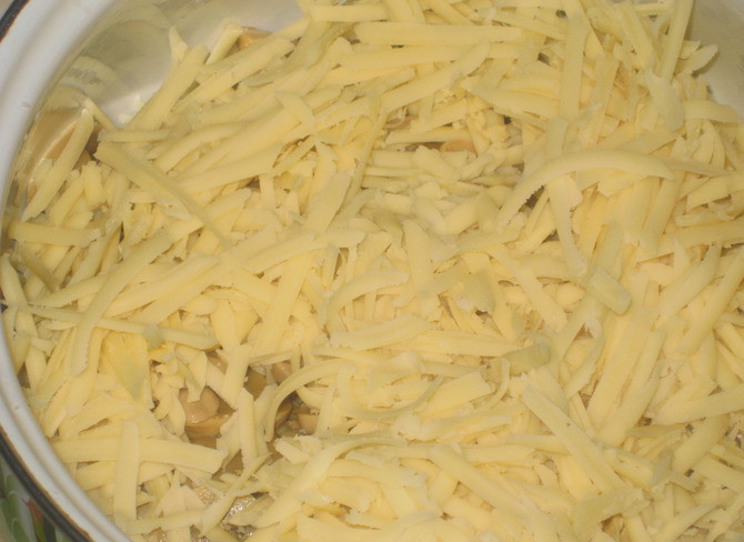 1. Этап. Салат грибной с ветчиной: Еще добавляем натертый на терке сыр.