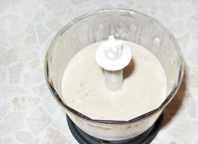 1. Этап. Чешский суп в хлебе: С помощью блендера взбиваем суп до однородного пюре и наливаем в хлебные тарелки. Нарезаем зелень и посыпаем суп.