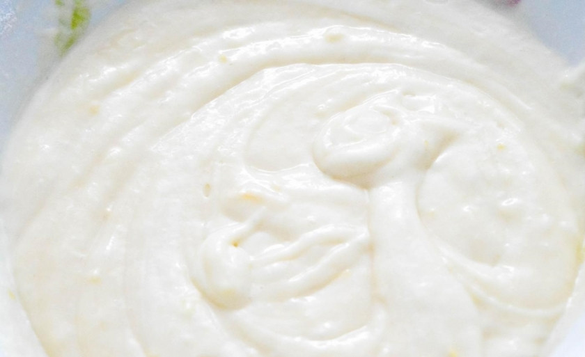 1. Этап. Лимонный кекс простой: 4. Лимон хорошенько мою, затем ополаскиваю кипятком, разрезаю на половинки и использую только одну. Натираю цедру и добавляю ее в тесто, туда же добавляю сок одной половинки.