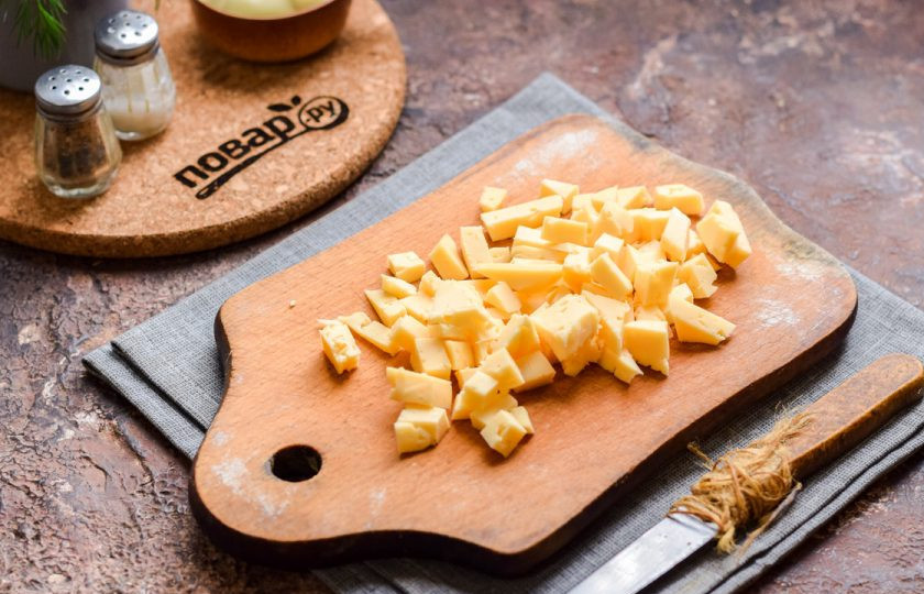 1. Этап. Салат Мужской каприз с колбасой: Твердый сыр нарежьте небольшими кубиками или полосочками.