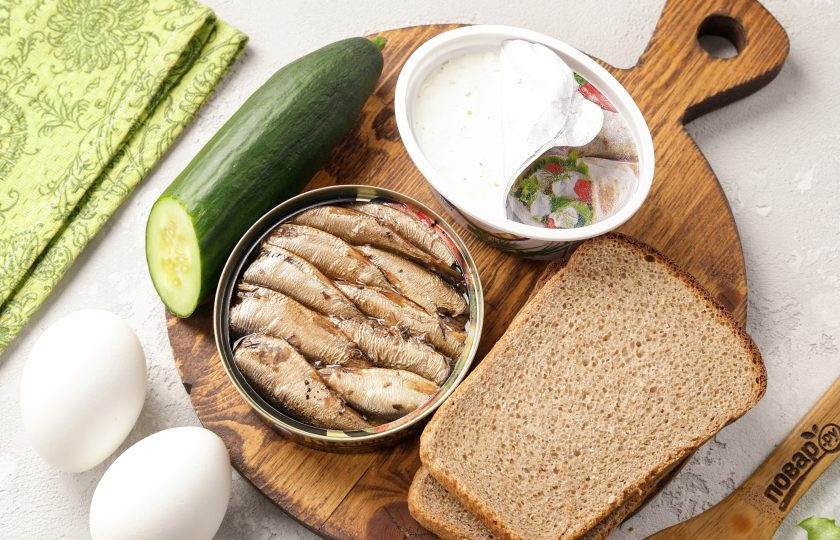 1. Этап. Канапе со шпротами и огурцом: Подготовьте все ингредиенты. Для канапе можете взять любой хлеб какой вам больше нравится, я взяла серый. Творожный сыр можете заменить сливочным или вовсе взять майонез. Ориентируйтесь на свои вкусовые предпочтения.