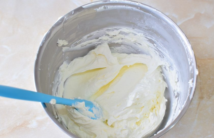 1. Этап. Торт с консервированными персиками и взбитыми сливками: Для крема взбейте половину сливок с половиной сахарной пудры в пышный густой крем.