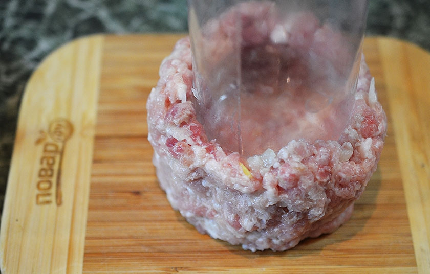 1. Этап. Мини-запеканка Сумка балканского пастуха: 5. Из фарша сделайте лепешку, поставьте в центр стакан и поднимите бортики, формируя своего рода чашечку.