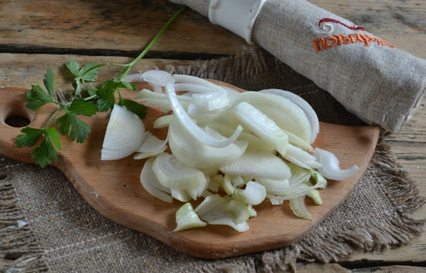 1. Этап. Лук в томатной заливке на зиму: Лук нарежьте полукольцами.