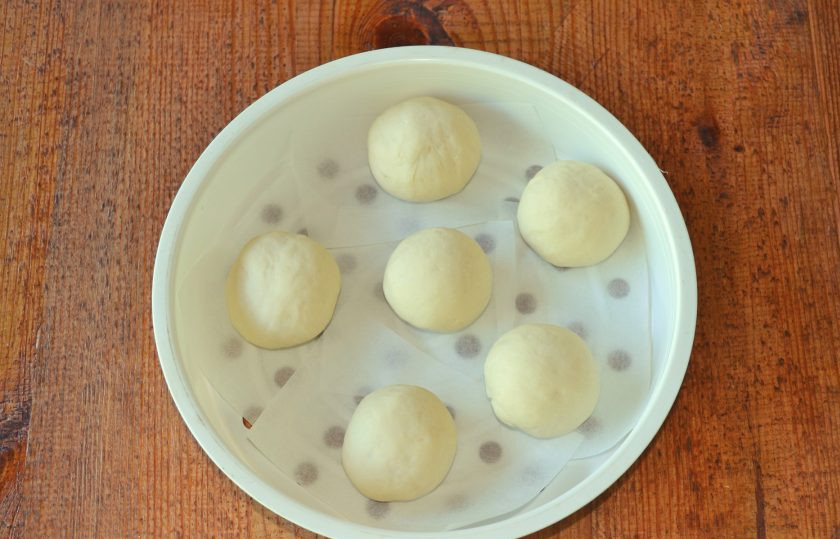 1. Этап. Китайский хлеб: Вырежьте из пергамента небольшие квадратики и выложите в чашу пароварки. Сверху положите шарики. Отправляем готовиться на пару на 25 минут.
