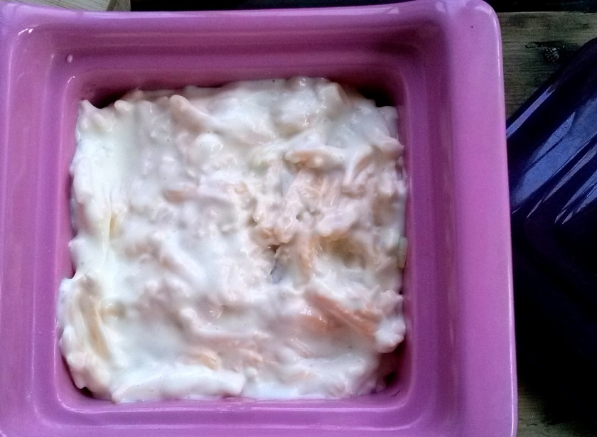 1. Этап. Запеченная рыба в горшочке по-зауральски: Выложите сверху заливку. Выпекайте блюдо в разогретой до 180 градусов духовке в течение 25-30 минут под крышками.