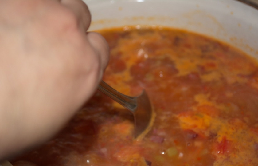 1. Этап. Солянка с картошкой: Зажарку перерожите в кастрюлю к картофелю. Варите 5 минут. Добавьте варившиеся отдельно огурцы вместе с водой, в которой они варились. Добавьте каперсы.