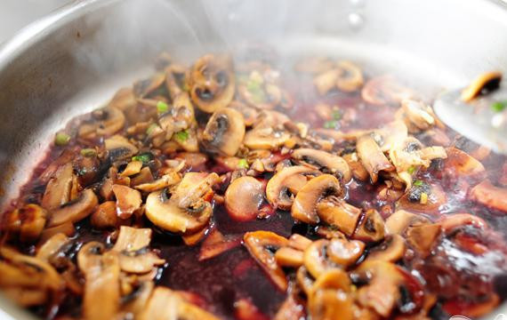 1. Этап. Бифштекс в грибном соусе: Размешать и довести до кипения. Тушить в течении нескольких минут.