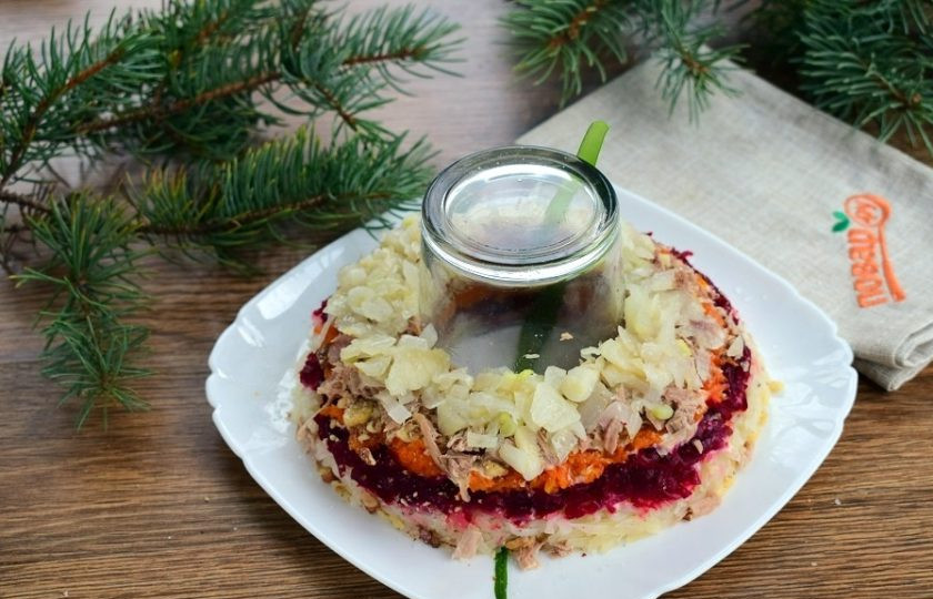 1. Этап. Салат Гранатовый ошейник: 5 слой - куриное мясо; 6 - лук.