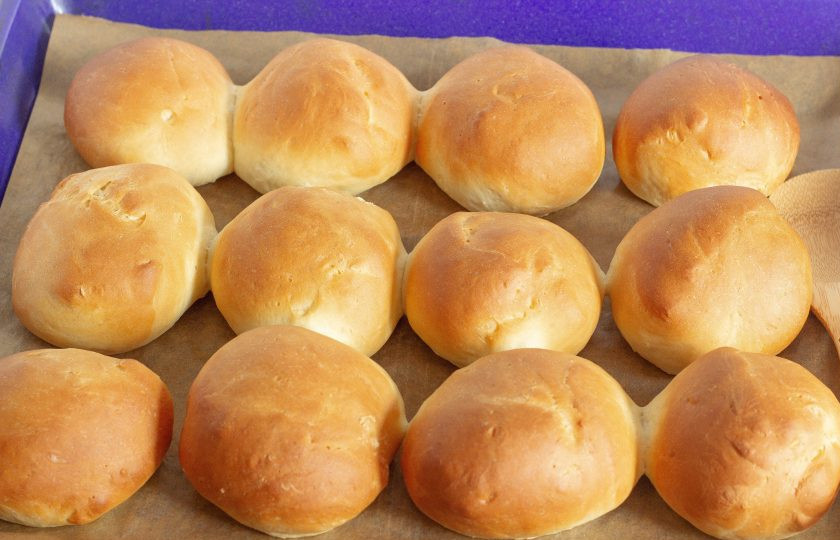 1. Этап. Пончики Суфганиет: Дайте готовым пончикам остыть до теплого состояния.