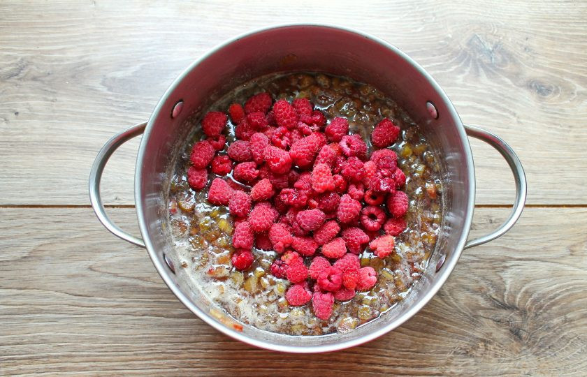 1. Этап. Варенье из малины и ревеня: Добавьте ягоды малины, перемешайте.