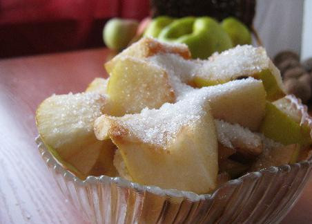 1. Этап. Варенье из айвы без воды: Поскольку мы будем готовить варенье без воды, нам необходимо, чтобы айва пустила сок, для этого ее необходимо засыпать сахаром.