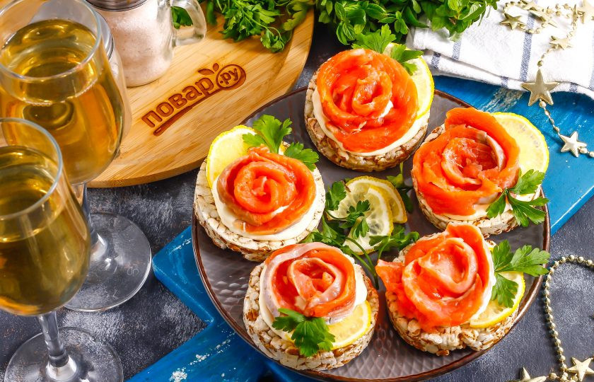 1. Этап. Бутерброды к шампанскому: Подайте бутерброды к столу сразу после приготовления, разлив в бокалы охлажденное шампанское.