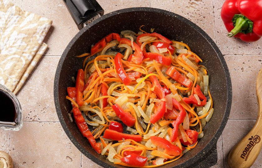 1. Этап. Фунчоза с курицей и шампиньонами: Лук нарежьте полукольцами, морковь нарежьте тонкой соломкой или натрите на специальной тёрке, болгарский перец нарежьте брусочками. Обжарьте овощи на растительном масле до мягкости.