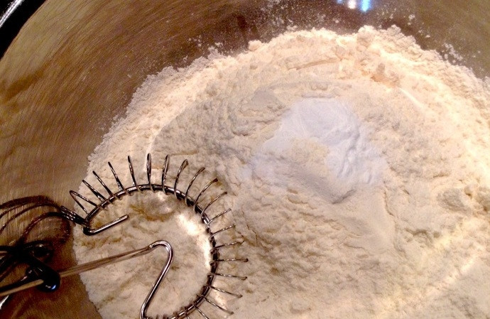 1. Этап. Быстрое песочное печенье с шоколадом: 1. Смешайте в миске муку, соду, соль.