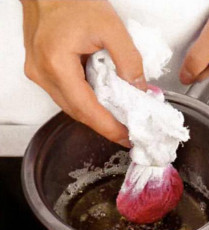 1. Этап. Малиновое варенье без косточек: 2. Вливаем в кастрюльку вино, тщательно выживаем весь сок из малины через марлю. Опускаем туда же наш пакетик с выжимками.