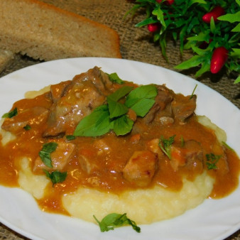 Свинина с куриной печенью и базиликом