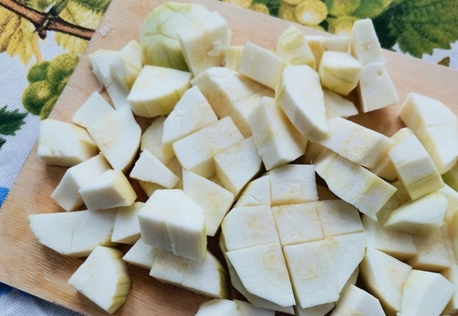 1. Этап. Овощной зелёный смузи: Подготовить продукты (вымыть и обсушить; очистить от кожицы овощи). Нарезать произвольными кусочками кабачок