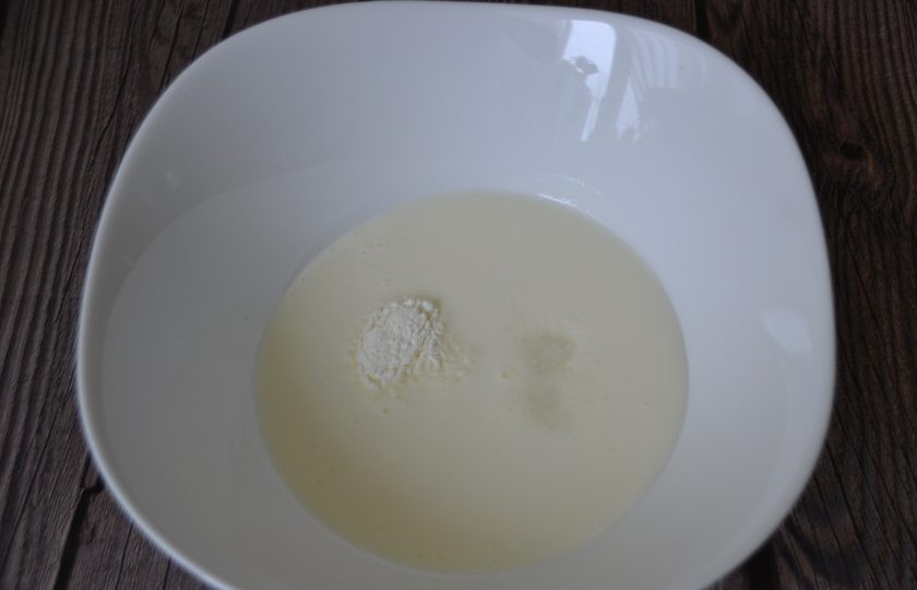 1. Этап. Ржаные оладьи на кефире: В миску для замешивания теста влейте кефир, добавьте разрыхлитель и соль, размешайте.