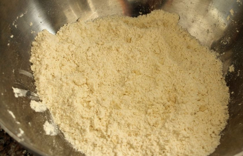 1. Этап. Простые лепешки: Муку смешайте с солью и маслом. Перемешивайте смесь до тех пор, пока она не превратится в крошку, напоминающую тесто для 