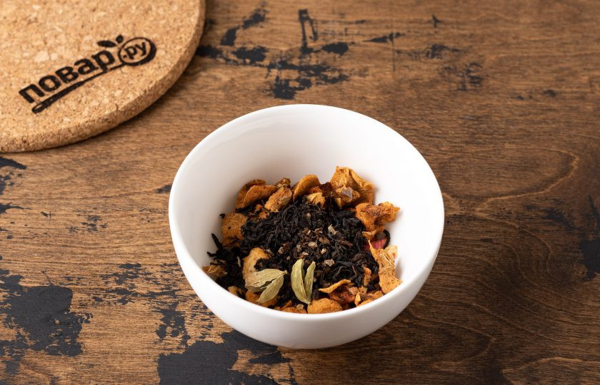 1. Этап. Яблочный чай с пряностями: Смешайте сушеные яблоки, черный листовой чай и все пряности.