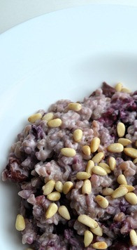 1. Этап. Каша из булгура с ягодами: Готовый булгур выложить на тарелку. Сверху выложить горячие кедровые орешки.