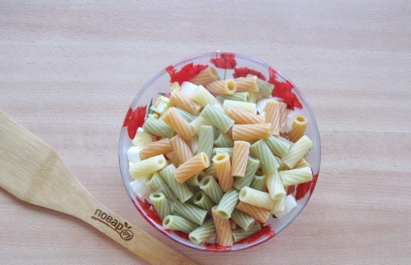 1. Этап. Салат Багратион: Макароны сварите по инструкции на упаковке, откиньте на дуршлаг, немного охладите и выложите в салат.