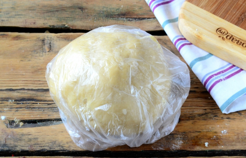 1. Этап. Бриошь классическая: Готовое тесто накройте пищевой пленкой или пакетом и оставьте при комнатной температуре на 1 час. Затем тесто еще раз обомните, снова положите в пакет и отправьте в холодильник на 8 часов.