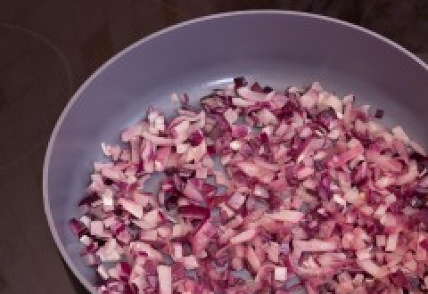 1. Этап. Кабачки с болгарским перцем: Жарим на масле лук.