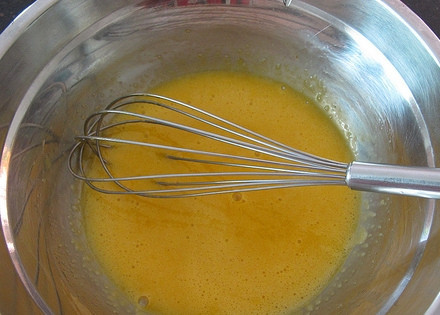 1. Этап. Шоколадный бисквит для торта: 1. Отделите белки от желтков. К желткам добавьте 20 грамм сахарной пудры и перемешайте венчиком.