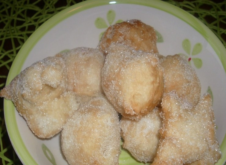 1. Этап. Пончики в сахаре: 7. Горячие пончики обсыпьте мелким сахаром и подавайте на стол.