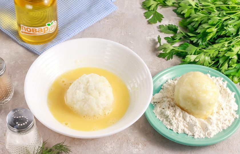 1. Этап. Рисовые шарики с креветками и творожным сыром: В пиале взбейте куриное яйцо с щепоткой соли, в блюдце всыпьте пшеничную муку. Обпанируйте рисовый шар сначала в яйце, затем в муке и потом снова в яйце.