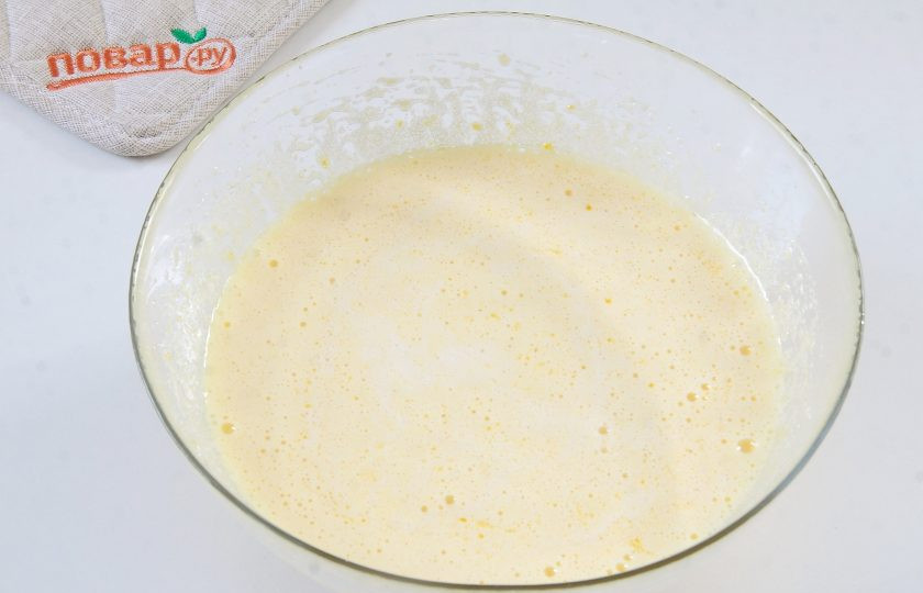 1. Этап. Апельсиновый пирог: 3. Добавьте молоко и растопленное, охлажденное сливочное масло.