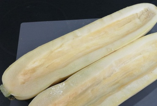 1. Этап. Кабачок, фаршированный грибами и сыром: Кабачок разрезать пополам, удалить семена. Вес таких двух половинок получился 1 кг. Пропорции продуктов в рецепте даны на этот объем. Если кабачок меньше или больше, то объем ингредиентов также надо будет либо уменьшить, либо увеличить.