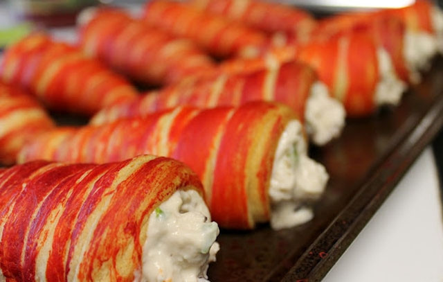 1. Этап. Закуска Морковь: Наполняем конусы начинкой.