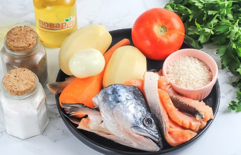 1. Этап. Уха из форели с рисом: Подготовьте указанные ингредиенты. Очистите овощи и промойте их в воде. Рыбу разделайте, разрежьте на части. Тщательно промойте голову форели, удалите жабры.