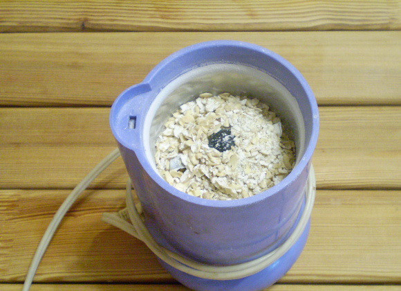 1. Этап. Смузи с овсянкой и бананом: 2. Хлопья овсяные в кофемолке измельчаем в порошок.