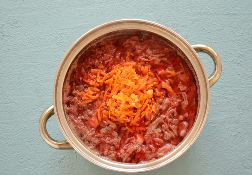 1. Этап. Борщ с чечевицей: Добавьте зажарку в суп. Посолите по вкусу, добавьте сушёную зелень. Варите борщ ещё 5 минут. Выключите плиту, оставьте суп настаиваться ещё 10 минут.