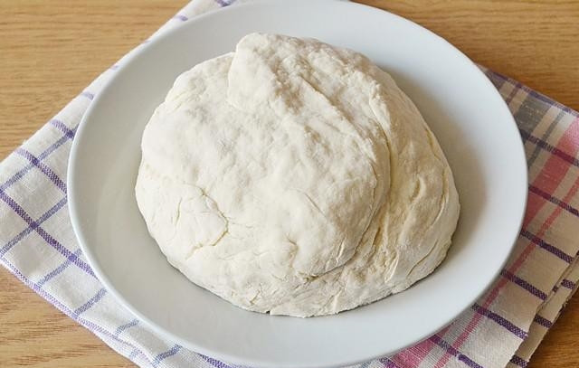 1. Этап. Пельмени куриные: Тесто должно получится мягким и эластичным, не тугим, чтобы его можно было спокойно раскатывать.