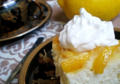 1. Этап. Шарлотка с лимоном: Остывшую шарлотку посыпаем сахарной пудрой или покрываем взбитыми сливками и подаем к столу. Приятного аппетита!