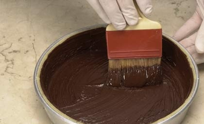 1. Этап. Торт с кусочками бисквита и фруктами: 2. При помощи кисти нутеллу размажем поверх марципана.