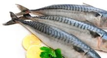 1. Этап. Скумбрия в фольге: Скумбрию почистить, помыть и слегка обсушить. Натереть смесью соли и перца.