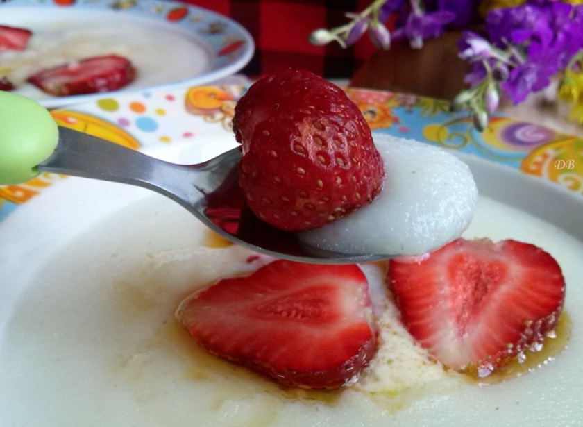 1. Этап. Манная каша на молоке: Варите еще 1-2 минуты, а затем снимаем готовую кашу с огня. Добавляете любимое варенье или свежие фрукты. Приятного аппетита!