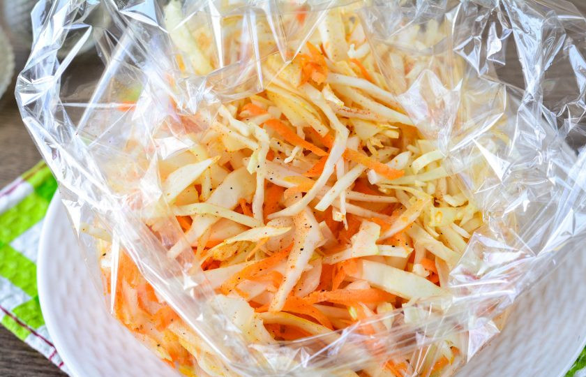 1. Этап. Капуста в пакете в духовке: Выложите капусту в специальный пакет для запекания. Влейте немного воды, чтобы капуста получилась более сочной.