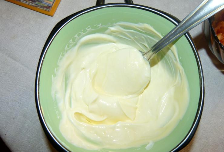 1. Этап. Салат с лисичками под сметаной: Теперь смешиваем сметану и майонез, но вы может использовать только сметану, как это было в оригинальном рецепте.