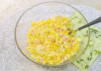 1. Этап. Салат в тарталетках с семгой: 2. Дальше добавим половину из указанной выше семги (измельчим ее), и перец, порезанный кубиками. Добавим майонез и перемешаем.